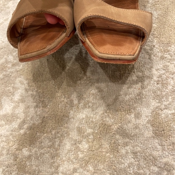 Adelante Shoes | Wide Black And Tan Sandals Size 7.5 - Picture 4 of 8